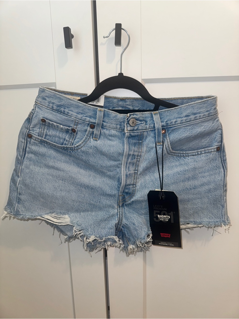 Levi’s women denim 501 shorts NWT size 28